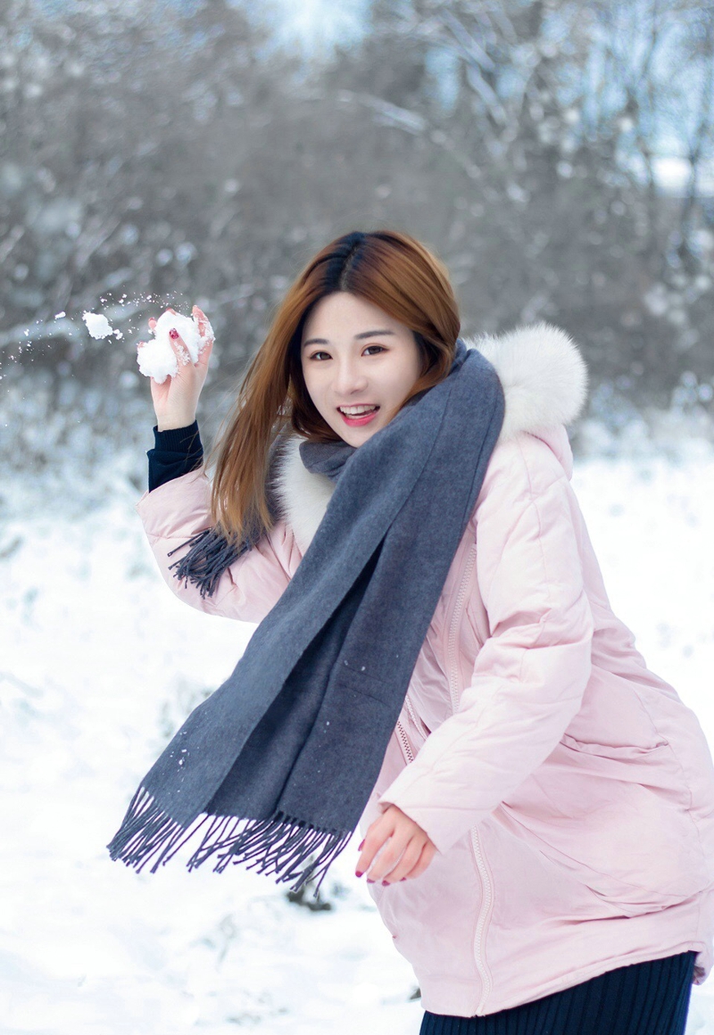 冬日雪地内的羽绒服妹子娇嫩俏皮写真