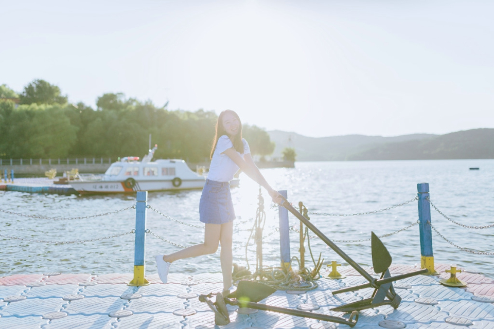 清爽妹子逆光下笑容灿烂温馨写真