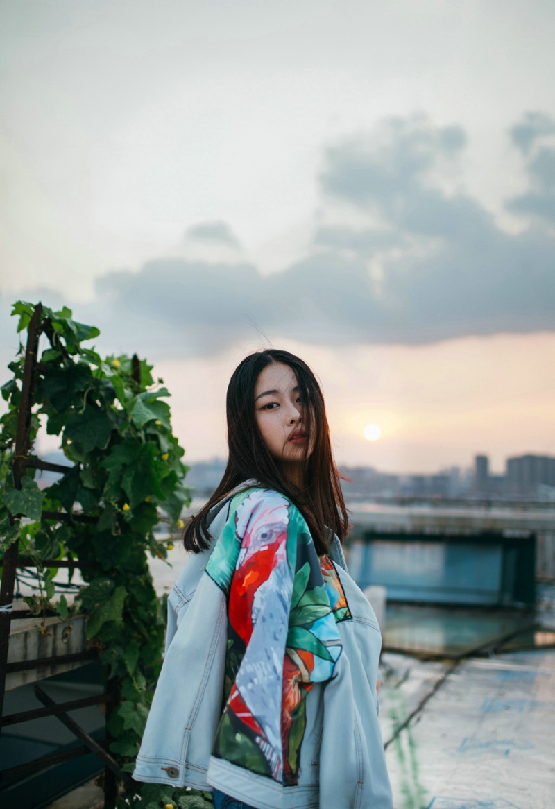夕阳下的牛仔外套美女侧颜美丽吸睛唯美写真