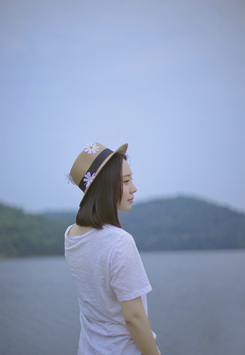 碎花长裙麻花辫草帽美女清新怡人写真套图