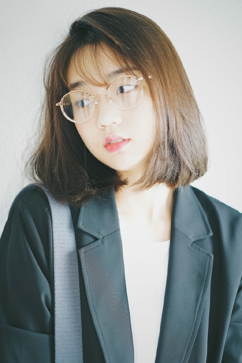 日系眼镜短发美女街头百褶裙养眼写真