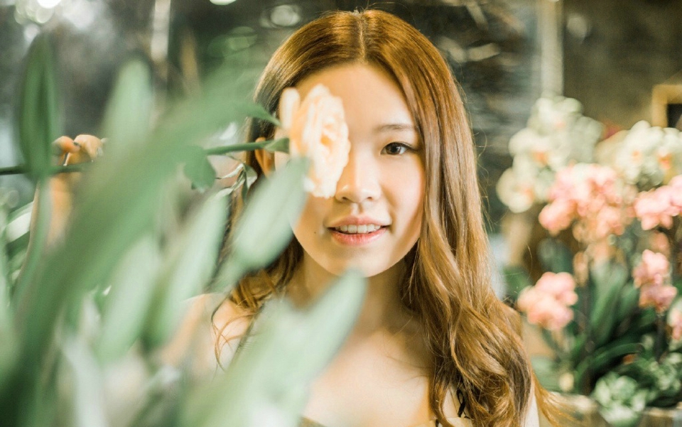 花房内的清新美女连衣裙甜美怡人