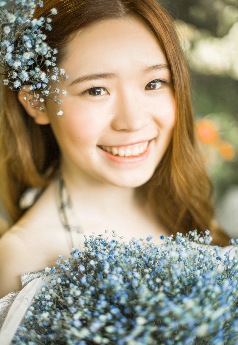 花房内的清新美女连衣裙甜美怡人