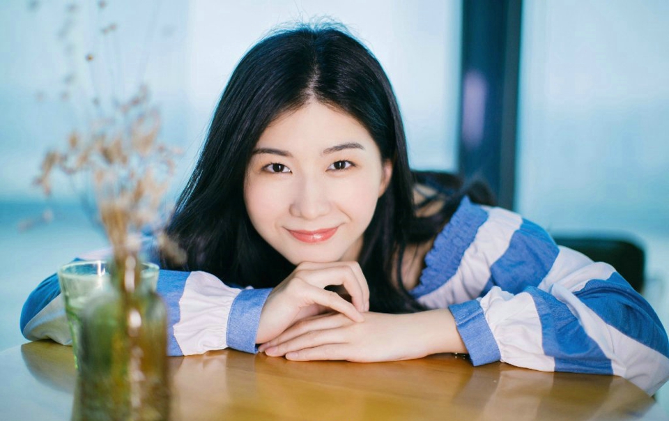 空阔草地上的毛衣围巾美女马尾清爽