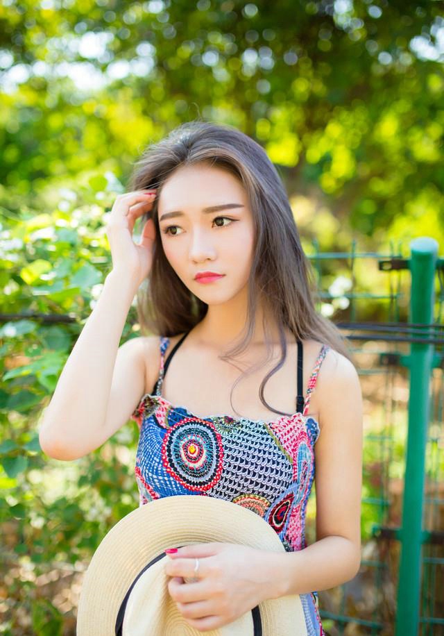 阳光下草帽美女海边风吹唯美写真