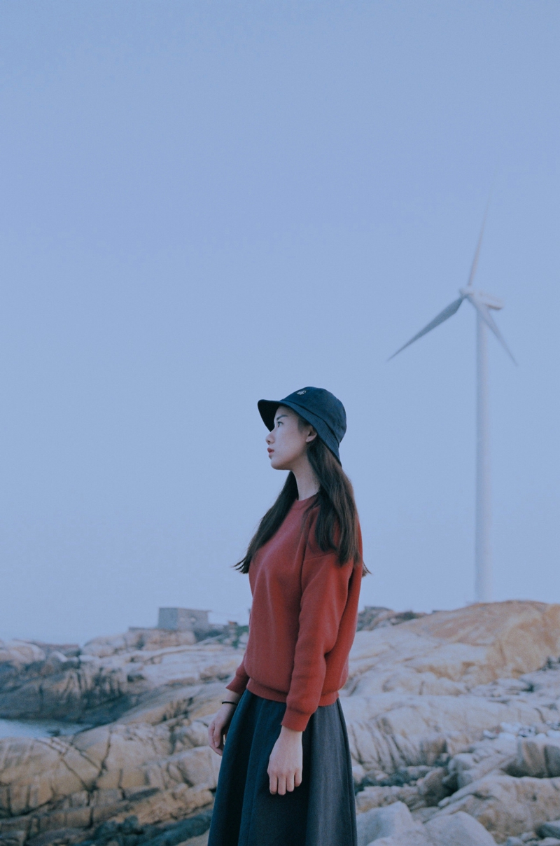 海岸边的森系美女海岸边思绪万千