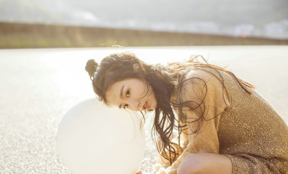 阳光下的高颜值气球美女娇美又迷人