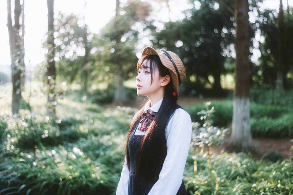 可爱俏皮阳光美女户外甜美写真