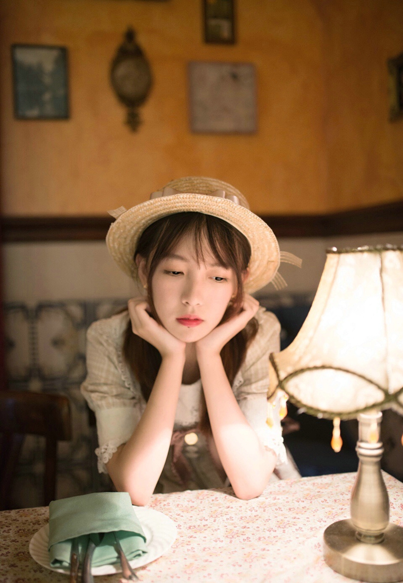 餐厅内的可爱少女青春无敌吸睛