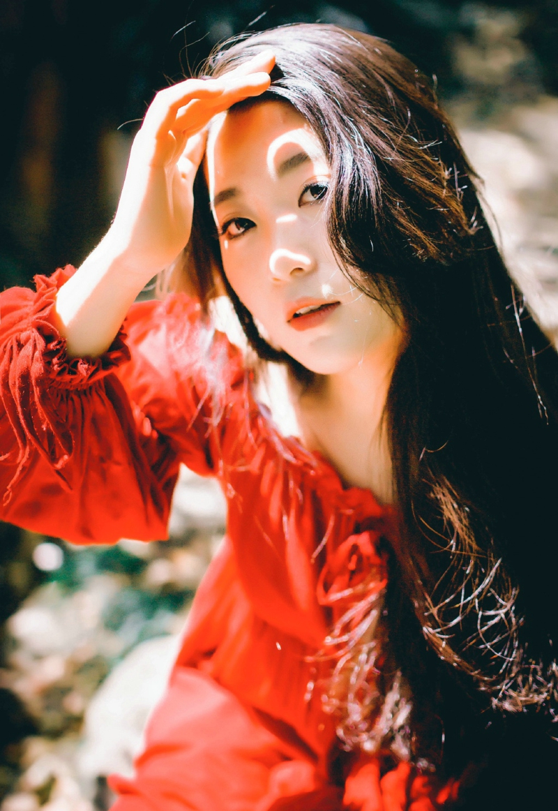 深山内的妩媚红裙女神秀发飘逸写真