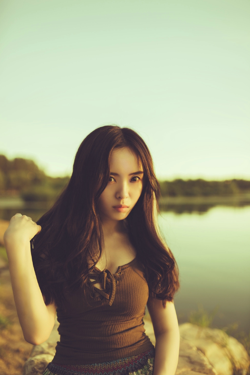 清爽妹子逆光下笑容灿烂温馨写真