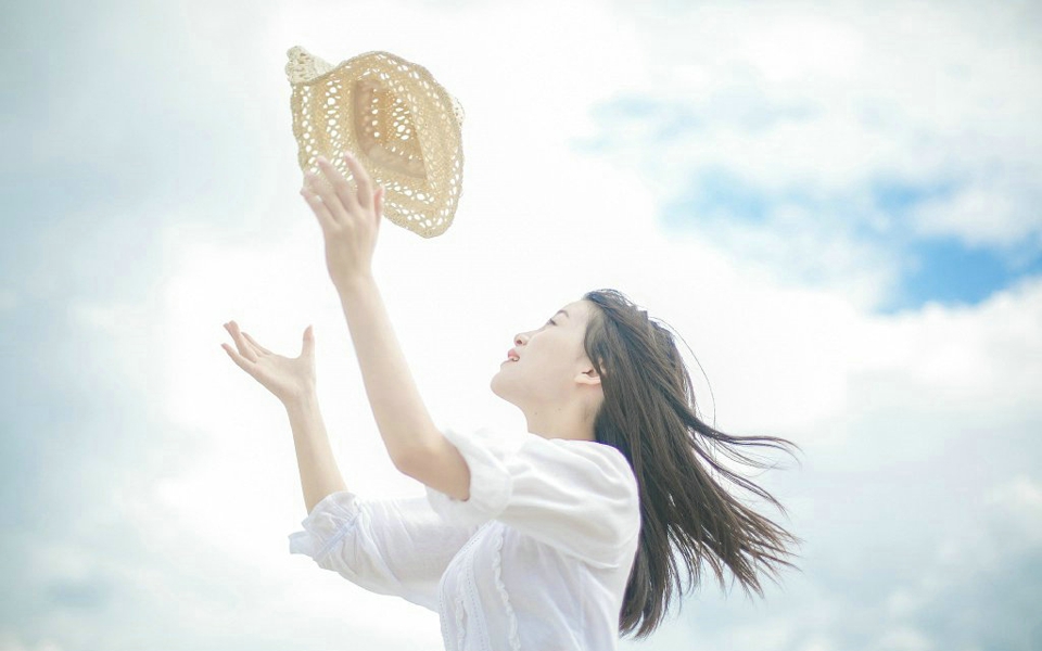 蓝天白云下的长发美女清甜笑容养眼写真