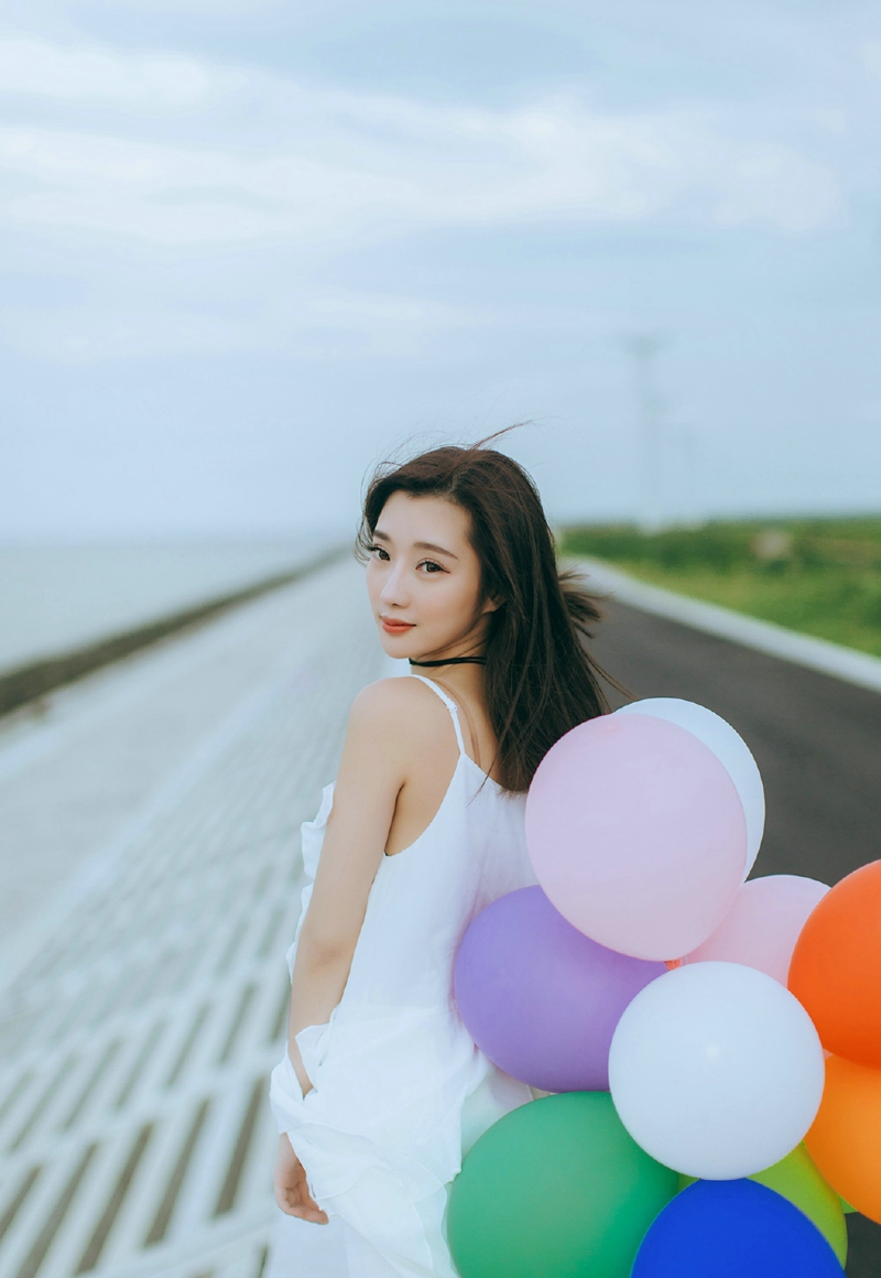 街道上的气球秀发女神活泼清新写真