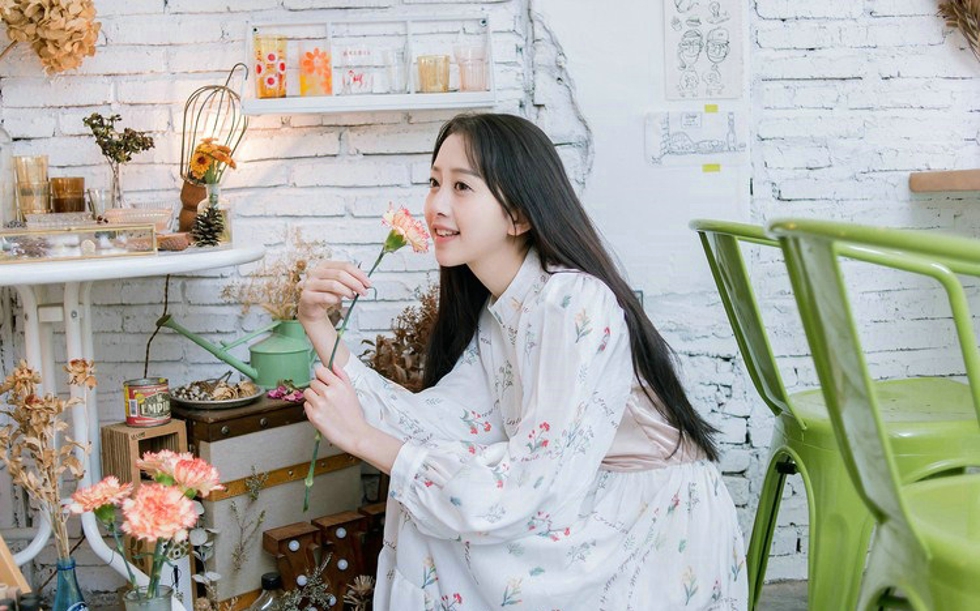 娇嫩白皙如玉清纯美女闲暇时光