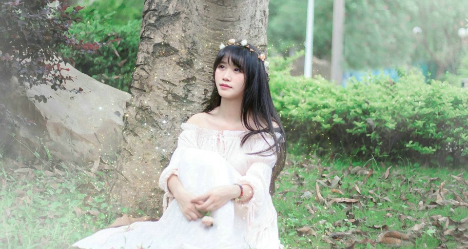 绿林内的花环美女清新甜美可人