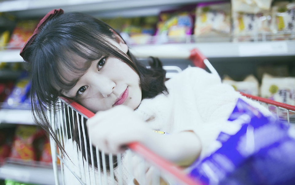 超市内的甜美少女娇小玲珑