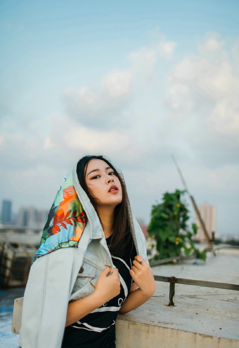 夕阳下的牛仔外套美女侧颜美丽吸睛唯美写真