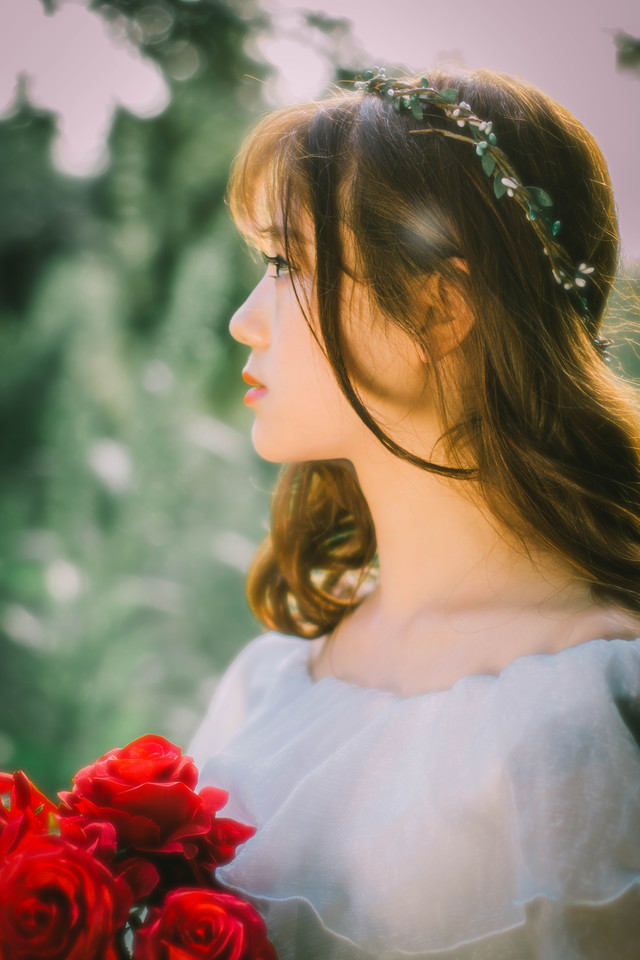 森林内花环少女裸肩白裙娇俏诱人