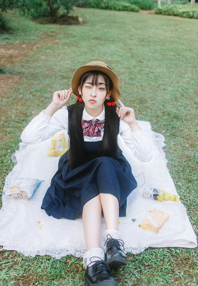 娇嫩俏皮薯片少女户外写真