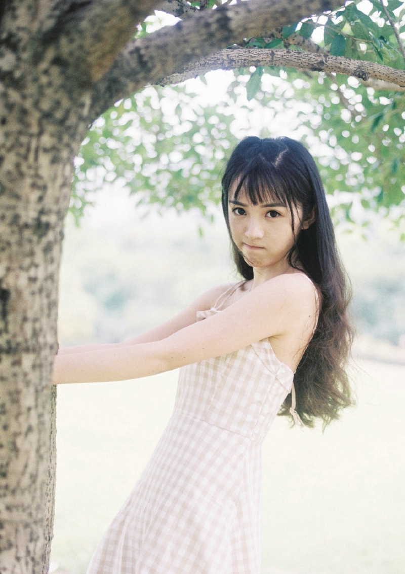 操场上的棒球帽休闲服饰明媚少女