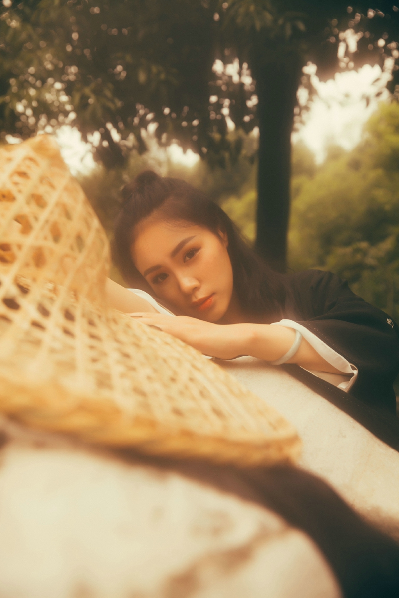 高颜值古装美女柔婉安静动人写真