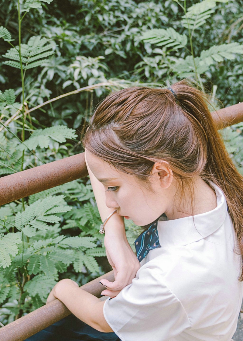 马尾姑娘笑脸灿烂动人校园青春写真