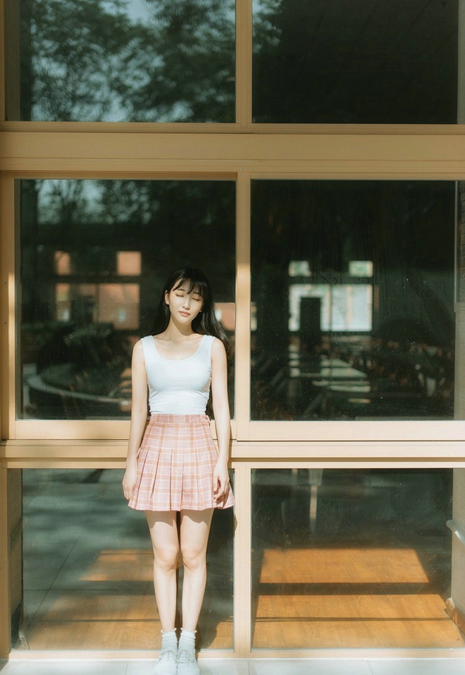 清冷气质校花忧郁秀气美女