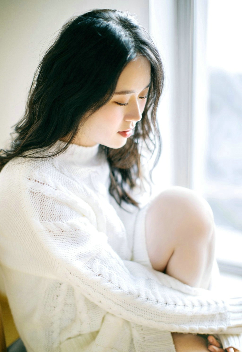 纯真美女白色毛衣温暖笑容清香四溢