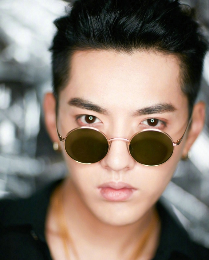 吴亦凡的凝视电眼十足美图写真