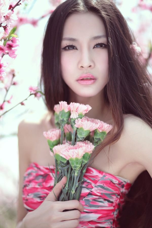 公园短发复古清新少女绽放迷人笑容写真