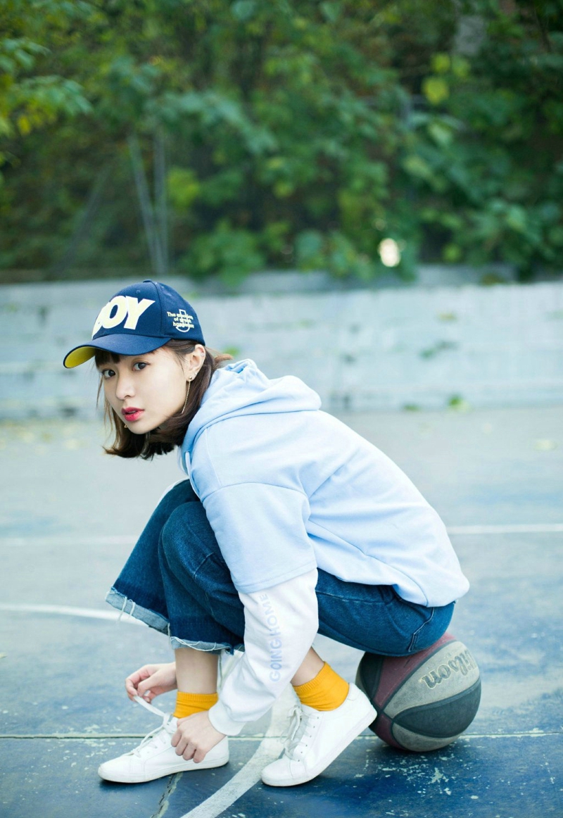 篮球场上的休闲运动范姑娘阳光明媚