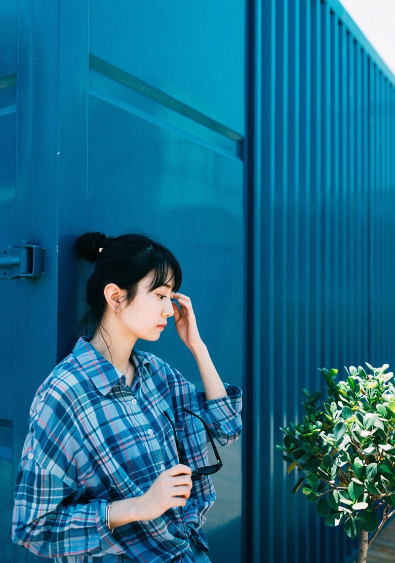 烈日下的墨镜格子衬衫美女清爽迷人