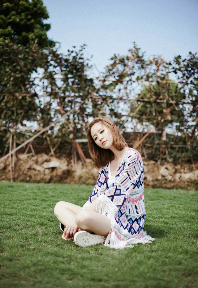 甜美迷人少女慵懒田间嬉戏