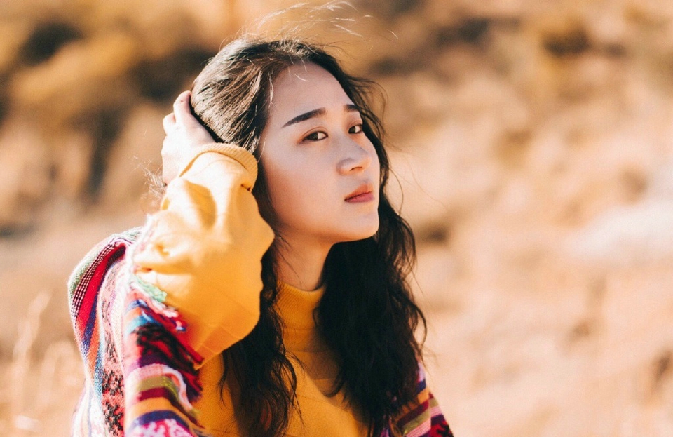 荒凉沙漠中的卷发美女成熟别样风情