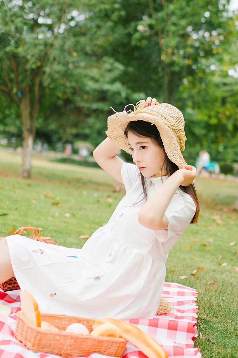 漂亮野餐面包妹子温柔美丽动人
