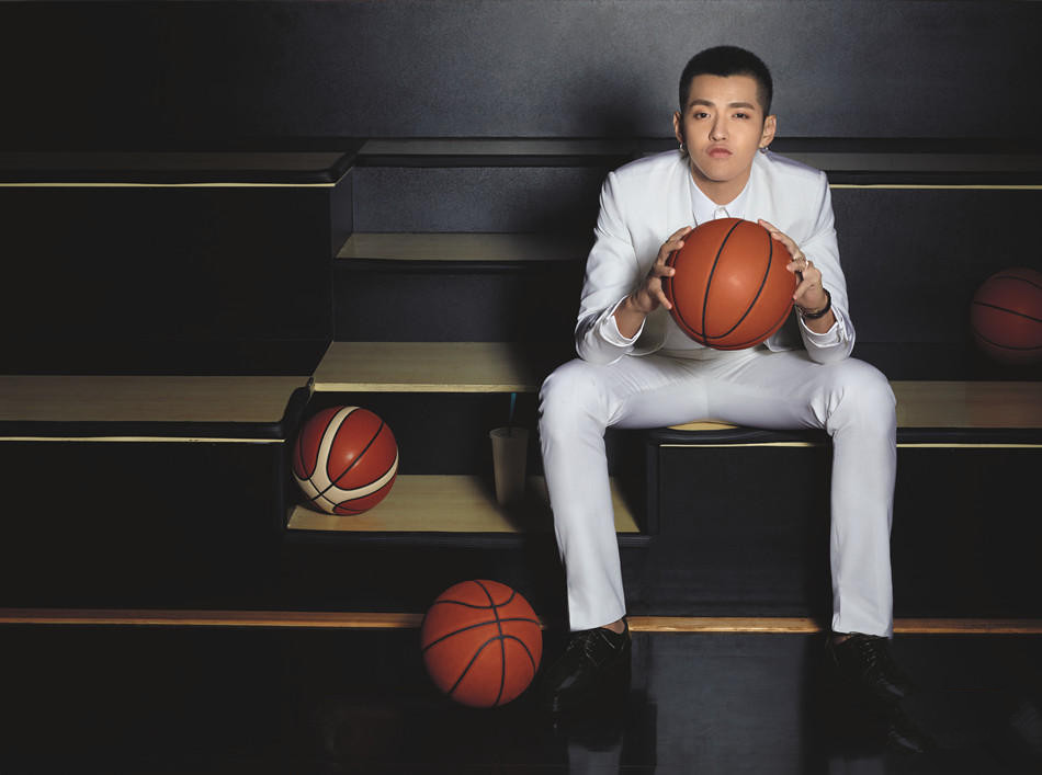 吴亦凡登杂志封面彰显无限的青春和活力