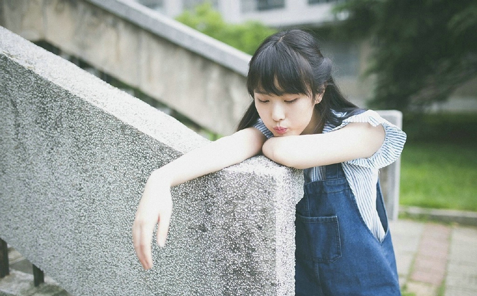 清纯背带裤美女吐舌卖萌可爱纯真