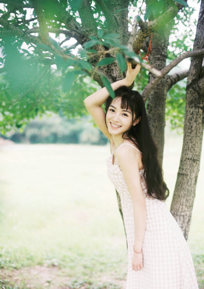 操场上的棒球帽休闲服饰明媚少女