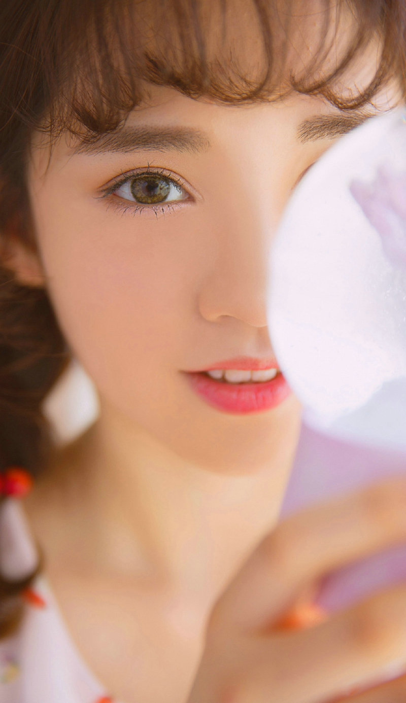 清纯短发美女树下气质迷人写真