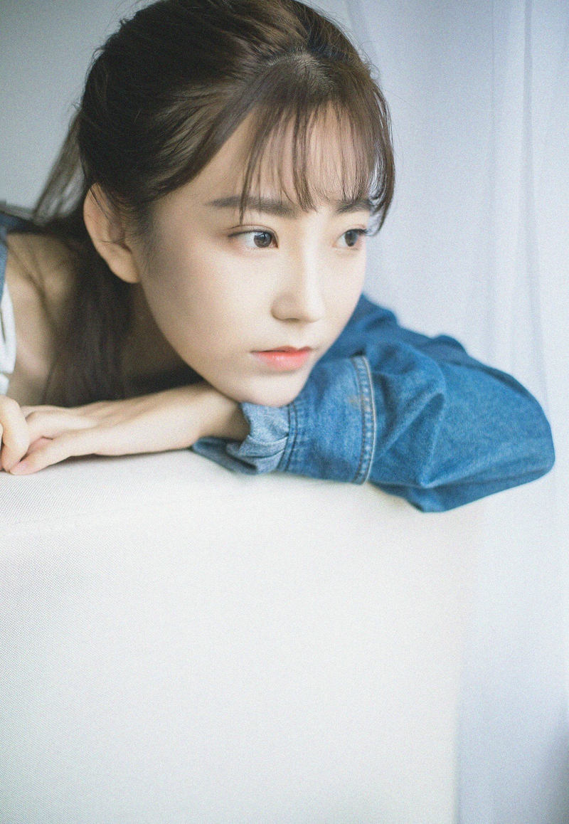 日系美女安静私房内养眼写真