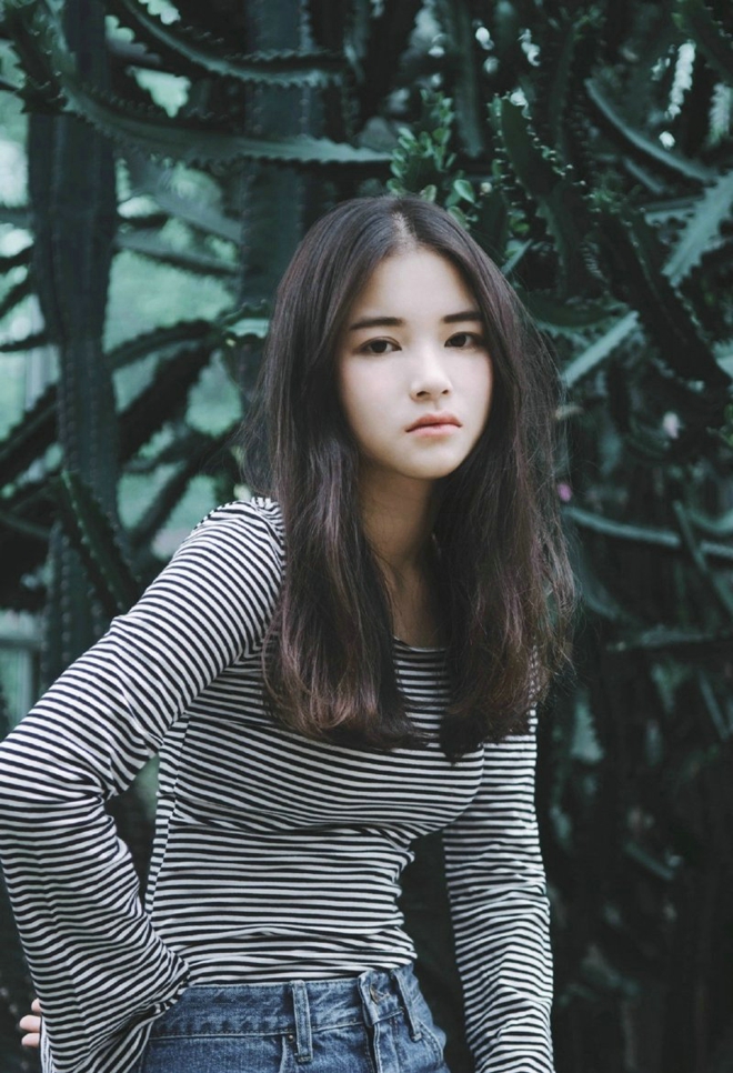 90后长发清纯美女夜间街拍照