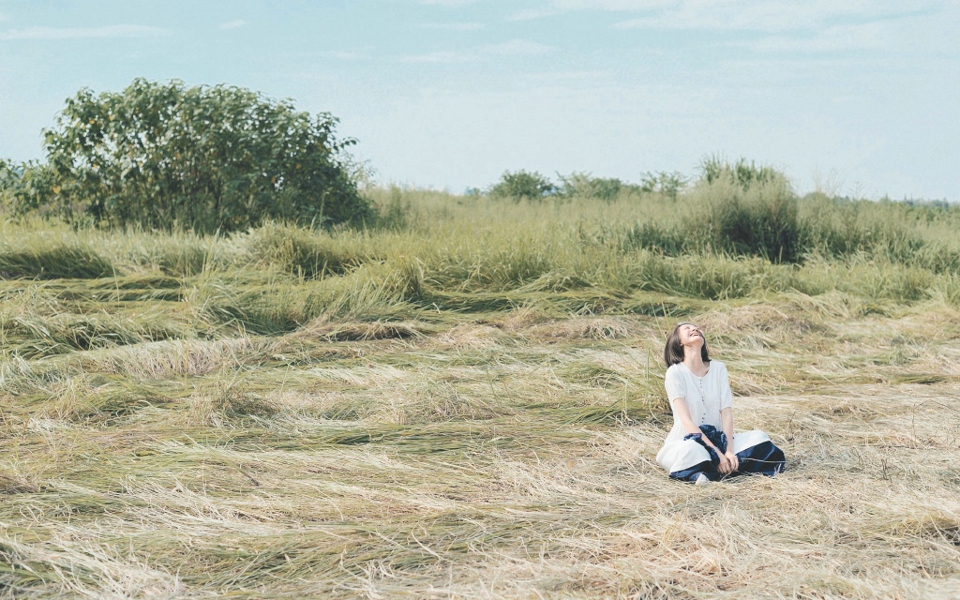 清新原野内的森系短发披肩美女笑容灿烂
