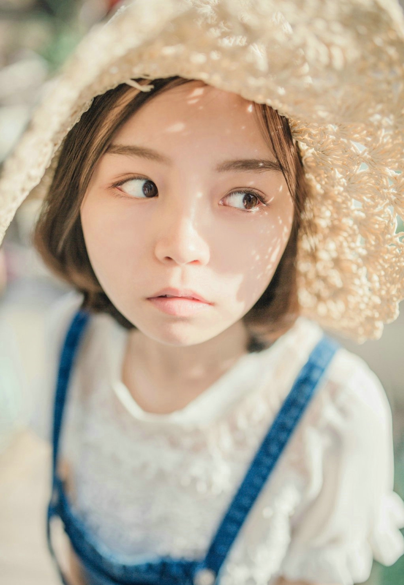 阳光户外草帽少女背带裤清爽可人