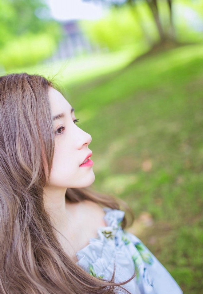 清丽脱俗清纯甜美香肩女生