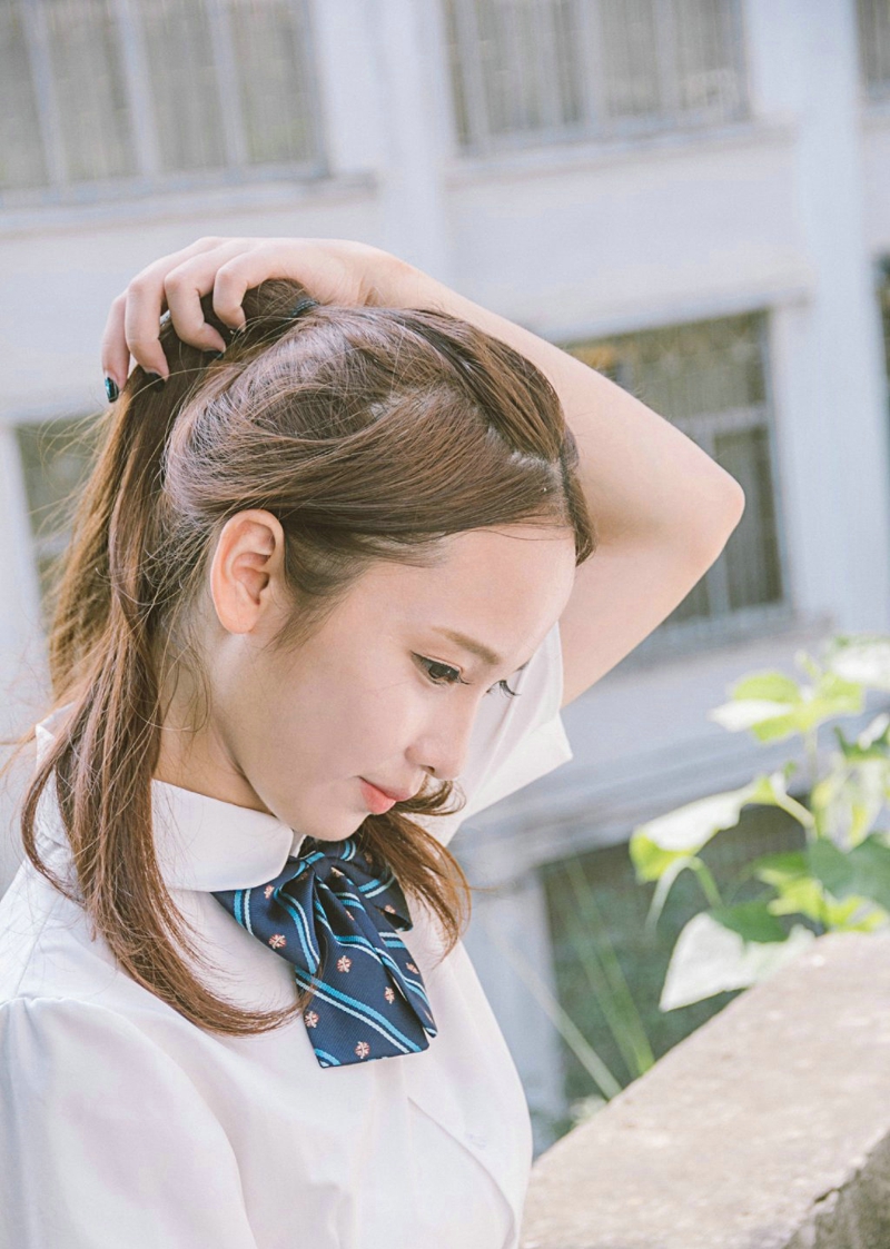 马尾姑娘笑脸灿烂动人校园青春写真