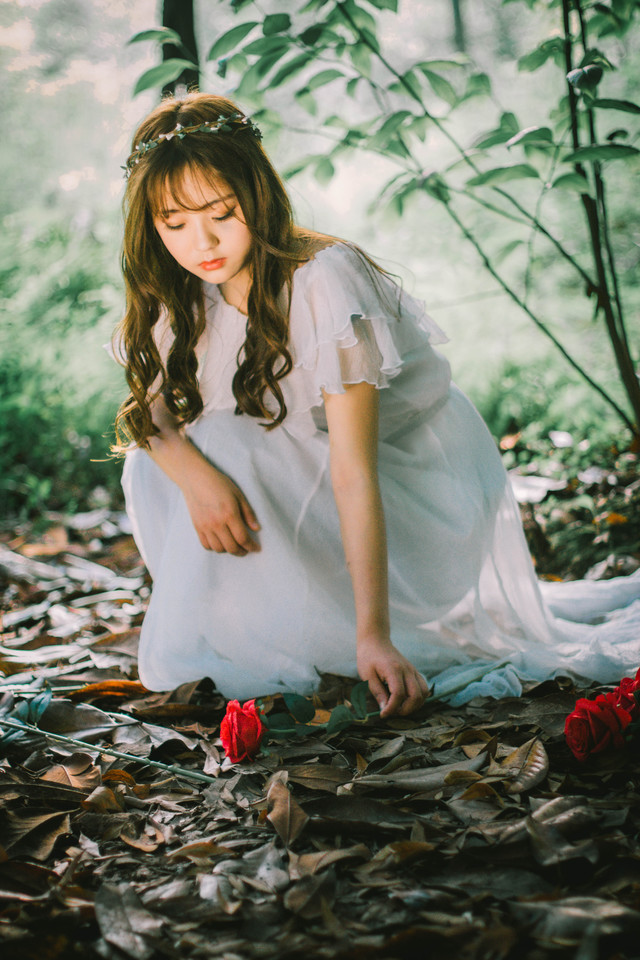 森林内花环少女裸肩白裙娇俏诱人