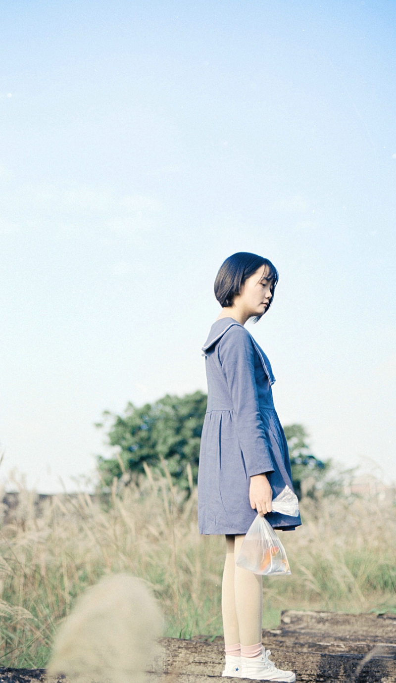 铁轨上的短发金鱼少女清新秀气写真