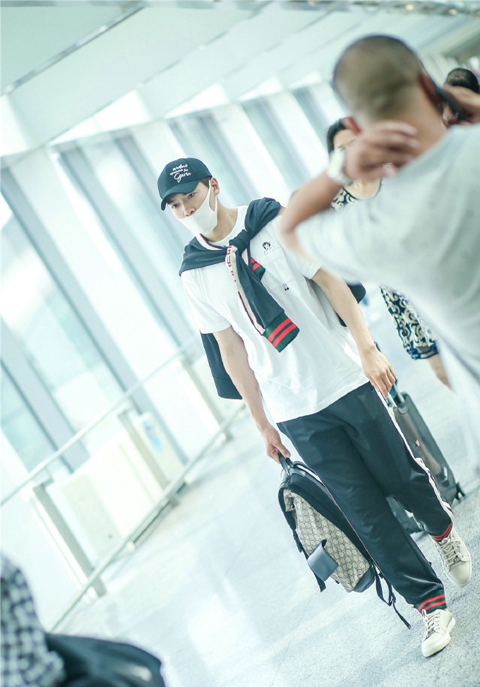 高云翔一身Gucci现身机场