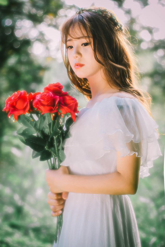 森林内花环少女裸肩白裙娇俏诱人