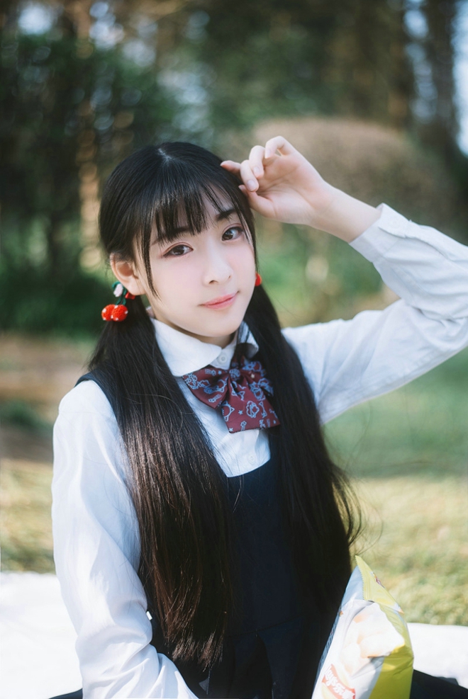 可爱俏皮阳光美女户外甜美写真